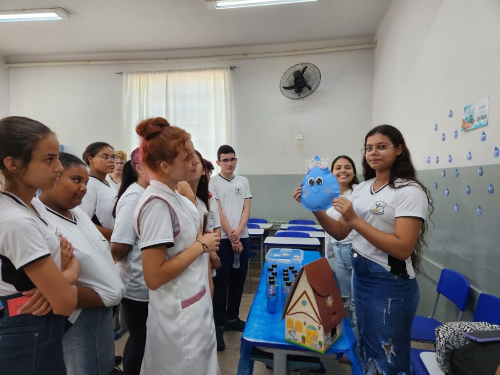 Professora Alessandra Guimarães realiza atividade diversificada em alusão ao Dia Mundial da Água com 4o Formação de Docentes vespertino