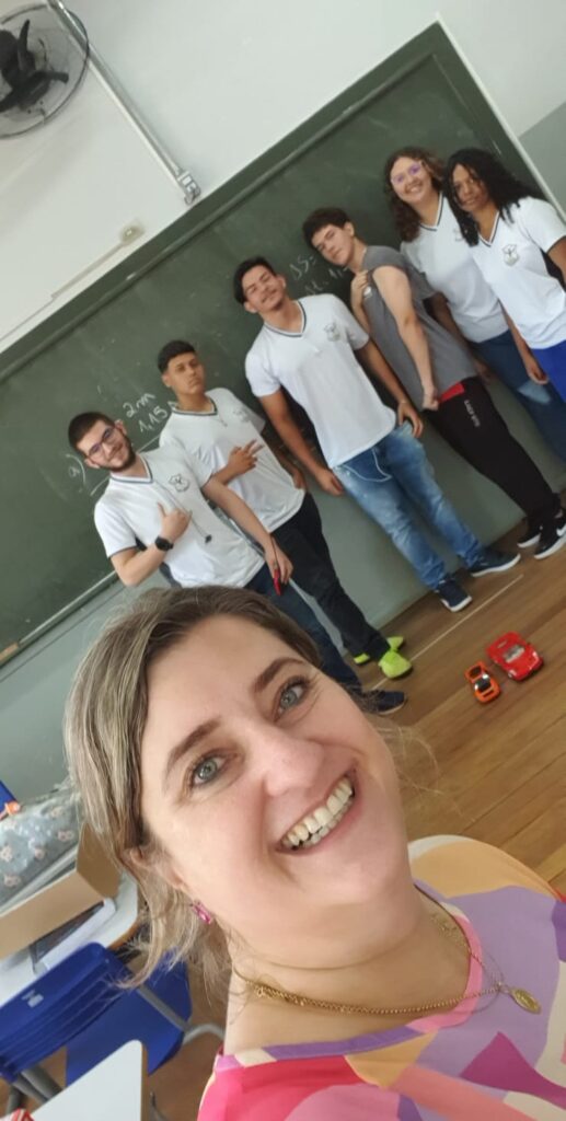 Profa. Chiara realiza experiência com o conteúdo de física “Cálculo de velocidade média”