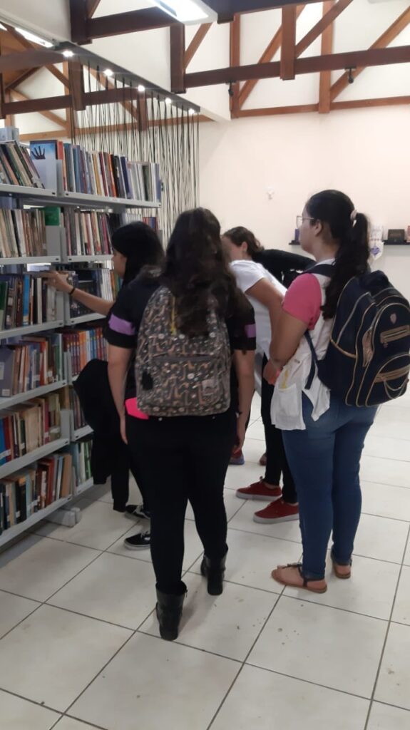 Formação de Docentes vespertino participa de momento de leitura na Biblioteca Cidadã