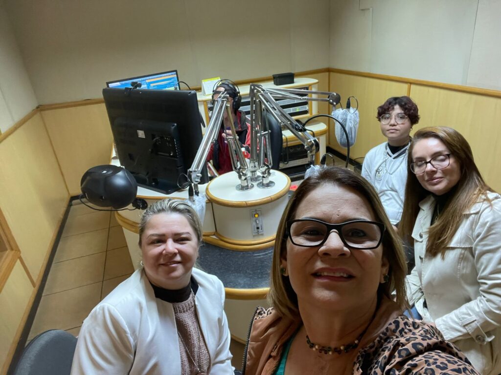 Profa. Patrícia visita Rádio Vale do Sol juntamente com aluna “Maria Eduarda  da Silva” do Formação de Docentes escolhida para programa Ganhando o Mundo