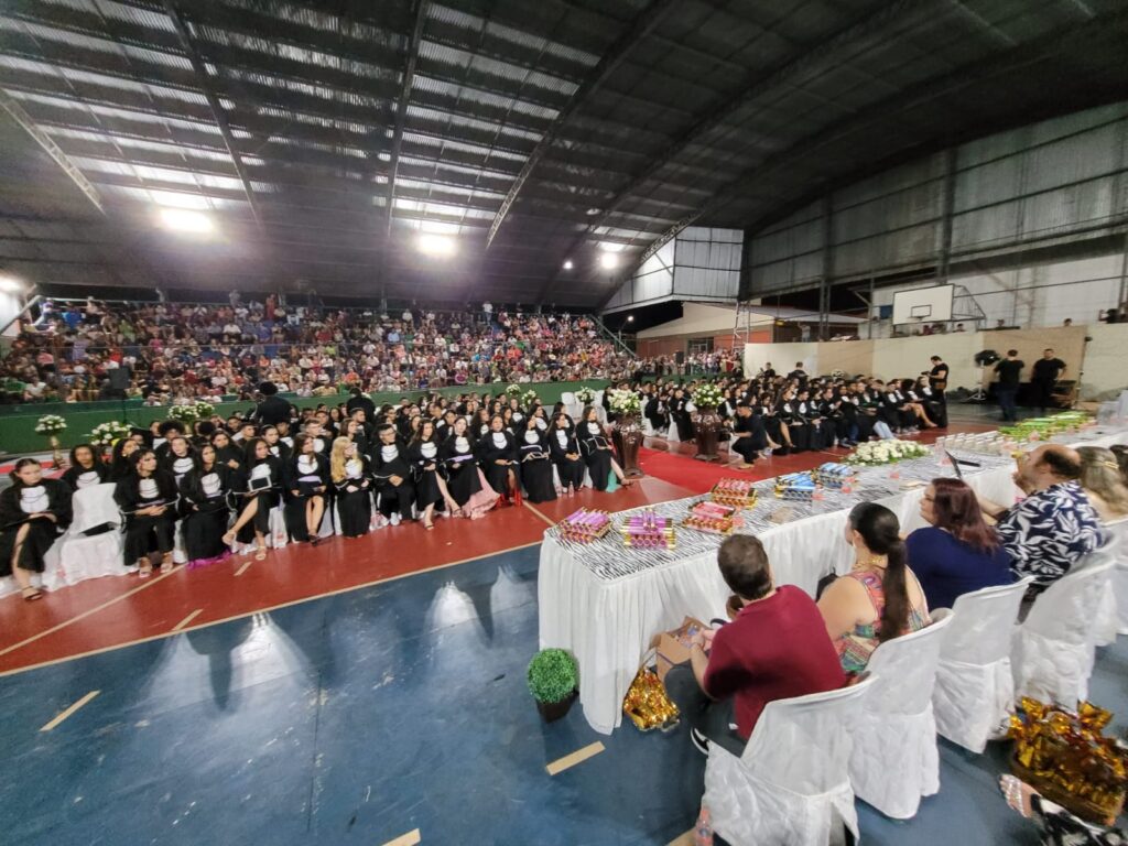 Colégio Estadual Rio Branco celebra conquistas com uma grandiosa formatura